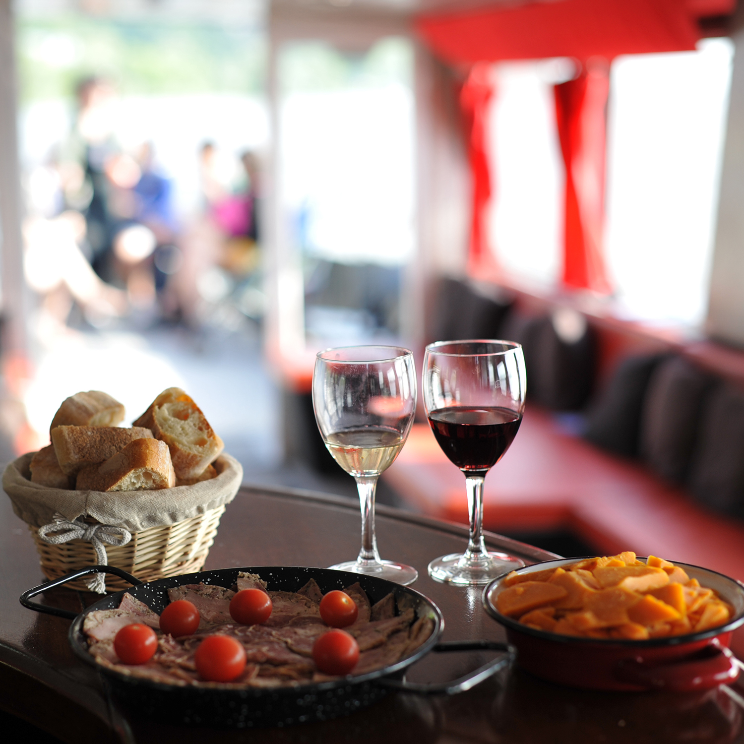 Boat cruise with aperitif & wine tasting Bordeaux Tourism & Conventions